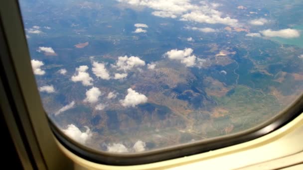 Voo de avião. Vista da janela do avião. Avião, Aeronave. Viajando pelo ar. 4k. Vista da Janela do Avião Acima das Nuvens Incríveis nuvens fofas se movendo suavemente na vista aérea do céu — Vídeo de Stock