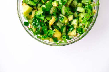 Taze yeşil sebze ve otlarla dolu bir salata. Sağlıklı beslenme ya da vejetaryen yemekleri pişirmek. Adım adım tarif et. Sağlıklı beslenme. Salata için malzemeler. Çiğ gıda konsepti. Avokadolu çeşitli organik meyve ve sebzeler. Vejetaryen menüsü. Taze ıspanak ve g