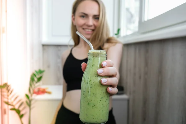 Junge Blondine Trinkt Veganen Smoothie Drink Detox Frau Macht Yoga — Stockfoto