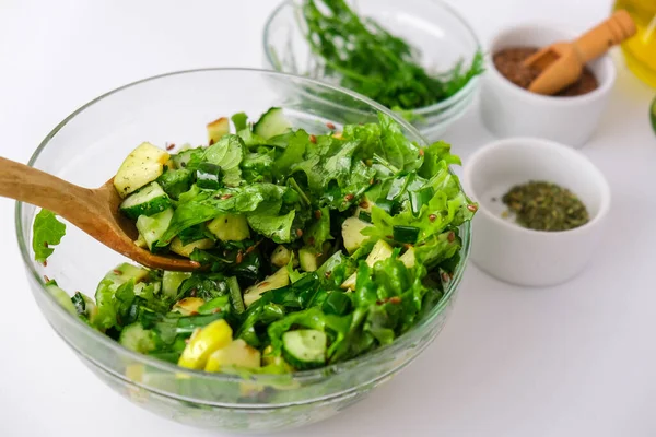 Salat Mit Frischem Gemüse Und Kräutern Gesunde Ernährung Oder Vegetarische — Stockfoto