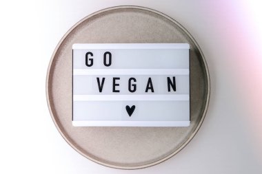 Levhada VEGAN yazan ışık kutusu. Vejetaryenlik, vejetaryen sağlıklı yaşam tarzı. Sağlıklı beslenme vegan