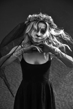 Calavera Catrina 'nın yakın plan portresi. Siyah beyaz fotoğraf. Kafatası şekeri makyajlı genç bir kadın. Dia de los muertos. Ölüler Günü. Cadılar Bayramı. Santa Muerte makyaj kadını Cadılar Bayramı arifesinde