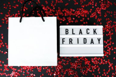 Koyu arkaplanlı kağıt alışveriş torbaları ve indirimli alışveriş konsepti içeren siyah ışık kutusu. Çevrimiçi alışveriş şablonu Kara Cuma modeli Şükran Günü tanıtımında büyük indirim. Siber pazartesi. Tatil