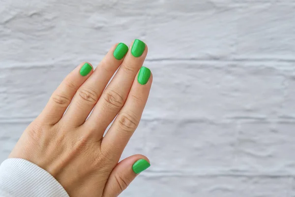 Mains Féminines Soignées Avec Des Ongles Verts Élégants Manucure Design — Photo