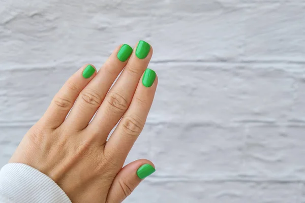 Manicura Manos Femeninas Con Uñas Verdes Con Estilo Manicura Diseño —  Fotos de Stock