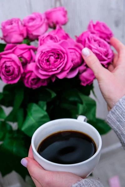 Una Taza Café Rosas Rosadas Concepto Vacaciones Ramo Rosas Para —  Fotos de Stock