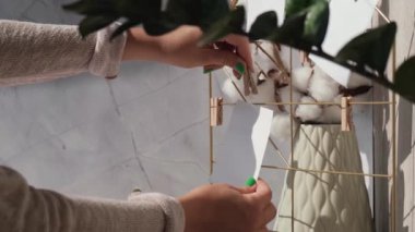 4K Kadın ruh hali panosu yaratıyor. Kartlar ve posterler şebeke panosundaki gibi. Kadınsı hippi ofis masa dekorasyonu. Merkez ofis masaüstü. Bağımsız blogcular işyeri