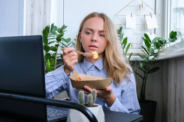 Mulher segurando almoço zero caixa de lixo, caixa de entrega de alimentos com refeição saudável menu de dieta de perda de peso, comida vegan no local de trabalho no escritório. Funcionário do escritório almoçando vegan no espaço de trabalho — Fotografia de Stock