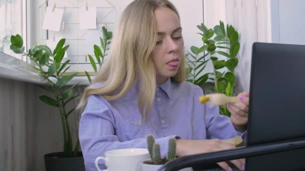 Frau mit Lunch Zero Waste Box, Essensausgabe Box mit gesunden Mahlzeiten Gewichtsverlust Diät-Menü, veganes Essen am Arbeitsplatz im Büro. Büroangestellte beim veganen Mittagessen am Arbeitsplatz — Stockvideo