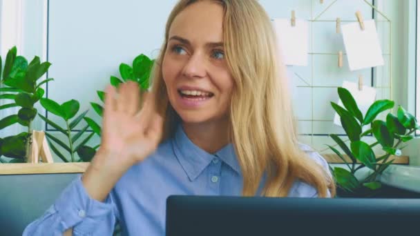 Een jonge vrouw die op kantoor aan een computer werkt. Gelukkige dankbare lachende zakenvrouw die aan haar laptop werkt. Online conferentie bijles. Online onderwijs student — Stockvideo