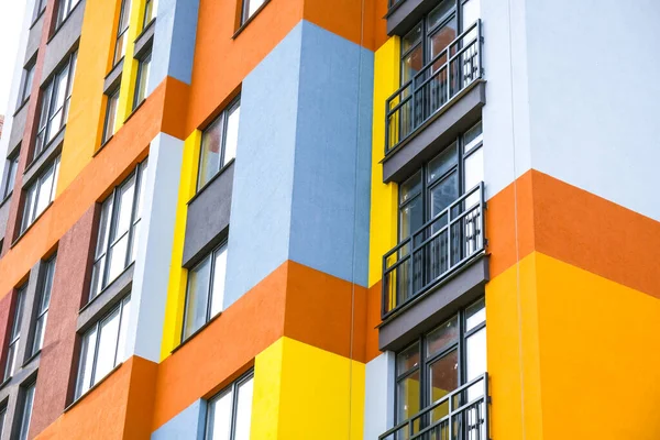 Ángulo Ventanas Modernos Del Edificio Edificio Apartamentos Multicolor Varios Pisos — Foto de Stock