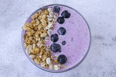 Sağlıklı yaban mersini suyu kasesi, yabanmersini, chia tohumu ve tahıl gevreği. Sağlıklı vejetaryen kahvaltısı. Beslenme ve diyet. Süper yemek antioksidanı.