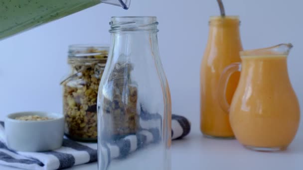 4k Femme préparant la cuisine Saisonnier Matcha vert vegan smoothie verser dans une bouteille en verre avec des graines de chia et de la menthe boisson detox Petit déjeuner. Alimentation propre, perte de poids, régime alimentaire sain concept. — Video