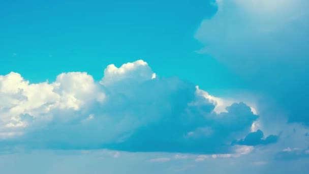 Czas upływa Niebieskie niebo białe chmury. Puszyste puszyste białe chmury. Chmura Cumulus zachmurzenie Timmelapse. Czas letni błękitne niebo upływa. Natura Pogoda Błękitne niebo. — Wideo stockowe