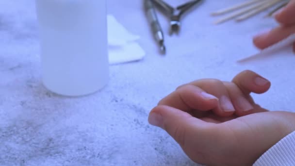 Vrouwelijke handen die manicure maken. Verwijdert nagelriemen Nagelverzorging, Zelfverzorging. Doe zelf manicure terwijl je thuis blijft. Sterf. Verf, vijl en ovale vorm nagels. — Stockvideo