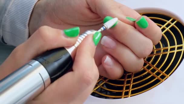 Vrouwelijke handen die manicure maken. Hardware Verwijdert gellak uit de nagel. Nagelverzorging, Zelfzorg. Doe zelf manicure terwijl je thuis blijft. Sterf. Verwijderen van het materiaal — Stockvideo