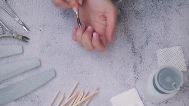 Las manos femeninas hacen manicura. Elimina el cuidado de las uñas cutáneas, el autocuidado. Haz la manicura tú solo mientras te quedas en casa. Diy. Pintura, lima y forma ovalada uñas. — Vídeos de Stock