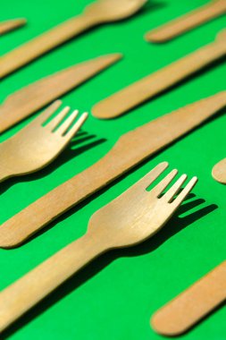 Çevre dostu fast food konteynerleri. Tahta çatallar ve bıçaklar. Çevre dostu tek kullanımlık sofra takımı. Fast food, restoran, paket servis, piknik gibi şeylerde kullanılır. Plastik sıfır atık