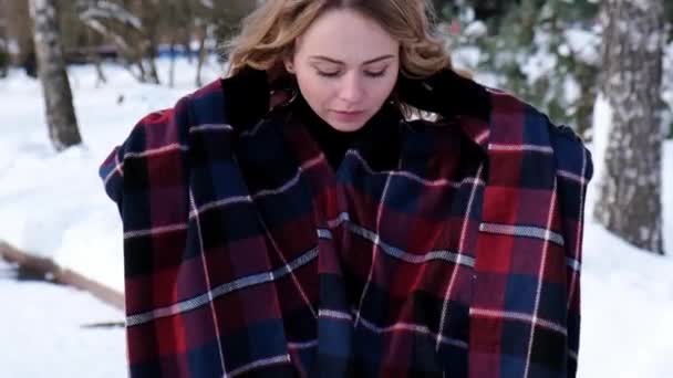 Bionda riccia bella giovane donna in poncho nel parco invernale. Tempo freddo. Vacanze, stagione e concetto di svago. Natale, Anno nuovo. — Video Stock