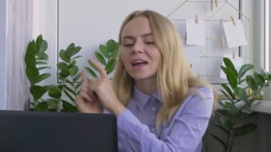 Evde bilgisayarda çalışan genç bir kadın. Dizüstü bilgisayarında çalışan mutlu, gülümseyen iş kadını. Çevrimiçi konferans dersi. Çevrimiçi eğitim öğrencisi