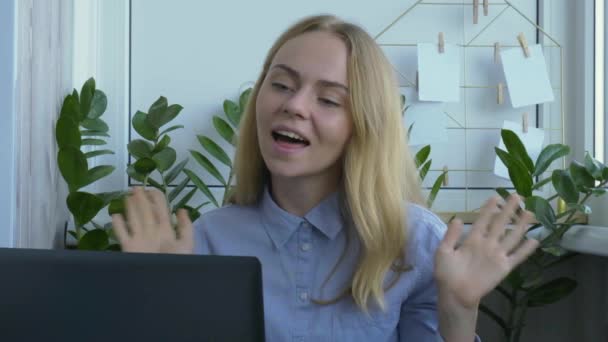 Een jonge vrouw die thuis aan een computer werkt. Gelukkige dankbare lachende zakenvrouw die aan haar laptop werkt. Online conferentie bijles. Online onderwijs student — Stockvideo