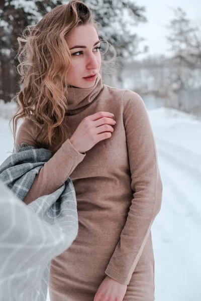 Šťastná žena v zimním lese pozadí. Mladá hezká dívka venku v lese. Portrét veselé krásné ženy. Zimní móda. — Stock fotografie