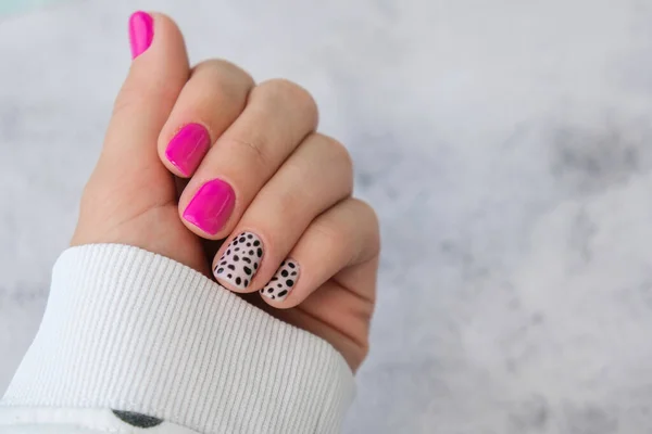 Manicura Manos Femeninas Con Elegantes Uñas Color Rosa Diseño Manicura — Foto de Stock