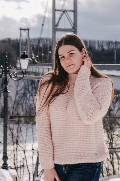 Bella giovane donna in maglione lavorato a maglia nel parco invernale. Tempo freddo all'aperto. Neve Felice ritratto sorridente di ragazza — Foto Stock