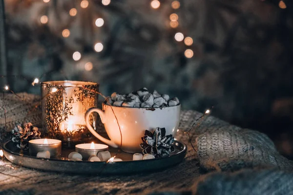 Copo Com Cacau Inverno Quente Marshmallows Cama Luzes Natal Cones — Fotografia de Stock