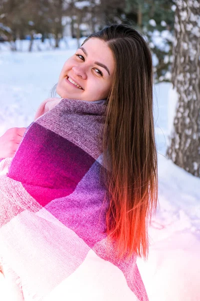 겨울 공원에서 뜨개 질 스웨터를 입은 아름다운 젊은 여성. 야외의 추운 날씨. 스노우 행복 한 미소짓는 소녀의 초상화 — 스톡 사진