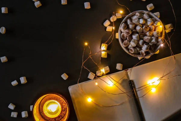 Чашка Горячим Зимним Какао Зефиром Ночью Рождественские Огни Зажгли Свечи — стоковое фото