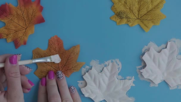 Sonbahar Cadılar Bayramı kutlaması için akçaağaç yaprağının üzerindeki kadın el boyası. Ekim 'de Cadılar Bayramı partisi. "Holiday Diy" hazırlığı. Adım Adım — Stok video