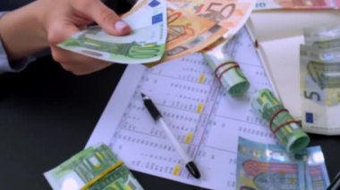 Ağır çekim İş Kadını Para Yığını Gösteriyor. Yakın plan. Gelir ve İş Konsepti. Satış, rüşvet, yolsuzluk konsepti. El çabukluğu. Milenyum Samimi Gerçek Kadın