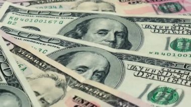 4K 100 dolarlık banknotlar dönüyor. Dönüşümlü kağıt para yakın plan. Paralı arka plan Amerikan 100 dolarlık banknotlar. Başkan Franklin 'in portresi, iş ve finans kavramı