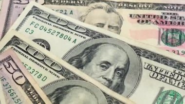4K 100 dolarlık banknotlar dönüyor. Dönüşümlü kağıt para yakın plan. Paralı arka plan Amerikan 100 dolarlık banknotlar. Başkan Franklin 'in portresi, iş ve finans kavramı
