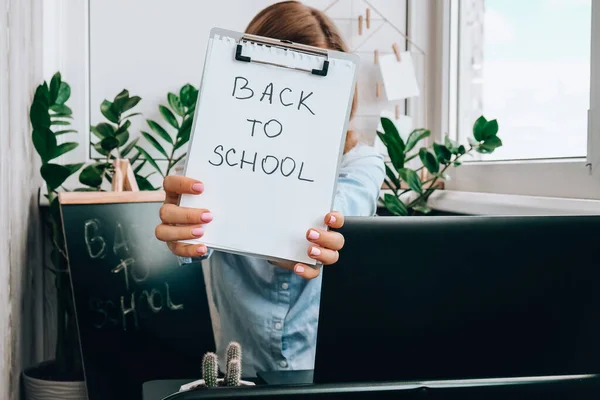 Mladá Učitelka Sedí Stolem Doma Používá Notebook Vzdělání Zpátky Školy — Stock fotografie