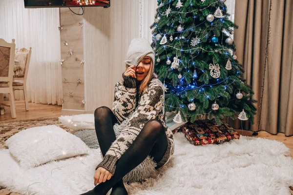 Güzel Genç Kız Noel Ağacının Yanında Oturuyor Yeni Yıl Dekorasyonu — Stok fotoğraf