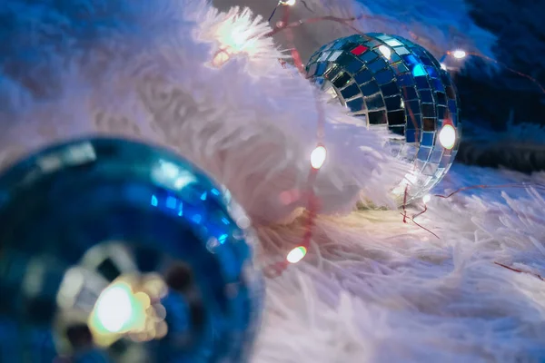 Dwie Kulki Disco Leżące Przytulnym Kocu Lampką Świątecznej Girlandy Przytulne — Zdjęcie stockowe