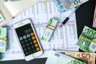 Kiev, Ukrayna - Mayıs 2021. Millennial dürüst, otantik kadın elleri para avroları sayıyor. İş kadını elleri avrupa banknotlarının bolluğunu sayıyor. Avro banknotlarının yığın sermayesi nakite dikkat çekiyor. Zenginlik ve refah finansmanı iş bütçesi. Kapıları kilitleyin.