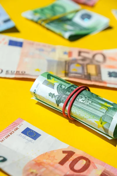 Közel Euro Pénz Roll Eurobankjegy Készpénzt Állított Pénzneme Gumibankjegyekkel Gurítva — Stock Fotó
