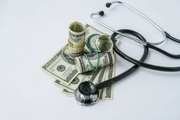 Egy Halom Készpénz Sztetoszkóp Orvosi Drága Orvoslás Fogalma Orvosi Fizetés — Stock Fotó