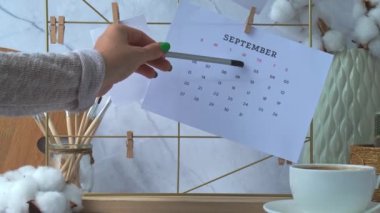 EYLÜL CALENDAR kartları ve posterleri şebeke panosunda taklit edilir. Kadın 4K modu yaratıyor. Merkez ofis masaüstü. Serbest blog yazarlarının işyeri. Fırçalar ve paletler