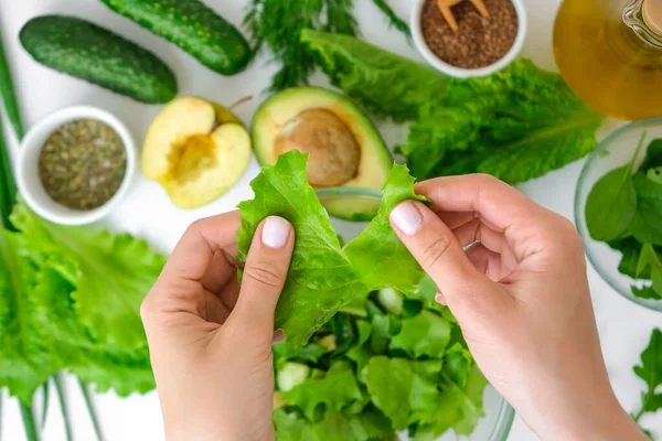 Perempuan Memasak Salad Sayuran Hijau Segar Dan Herbal Memasak Makanan — Stok Foto
