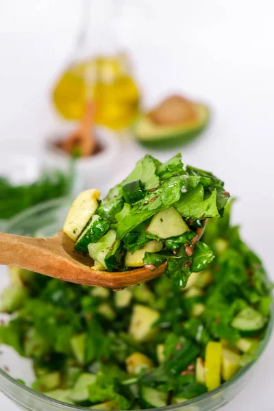 Perempuan Mencampur Salad Sayuran Hijau Segar Dan Herbal Memasak Makanan — Stok Foto