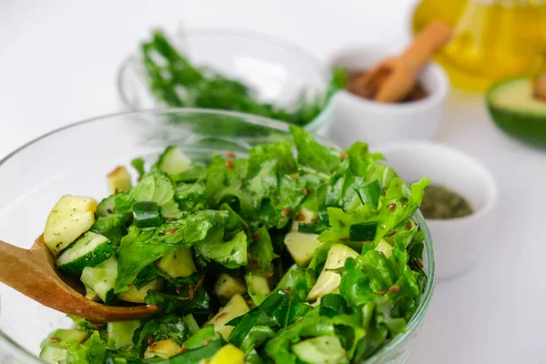 Салат Свежих Зеленых Овощей Трав Готовить Здоровую Диету Вегетарианскую Еду — стоковое фото