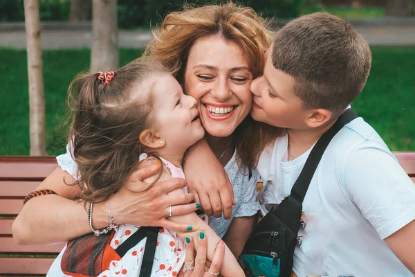 Familie Portret Moeder Met Dochter Zoon Buiten Het Park Kinderen — Stockfoto