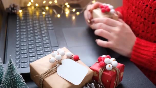 Navidad compras en línea, el trabajo y la educación. Decoraciones de Año Nuevo en la mesa. Mujer con computadora portátil en casa. Vacaciones de invierno ventas — Vídeos de Stock