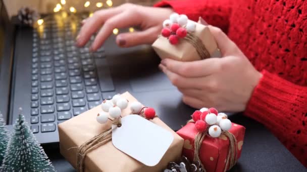 Świąteczne zakupy online, praca i edukacja. Noworoczne dekoracje na stole. Kobieta z notebookiem w domu. Sprzedaż wakacji zimowych — Wideo stockowe