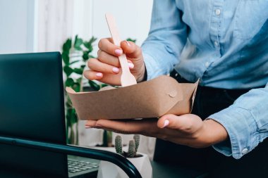 İş kadını, beslenme çantalarının teslimatına sağlıklı bir öğle yemeği molası veriyor. Lezzetli dengeli gıda konsepti. Merkez ofis. Eko-Sıfır yemek takımı. Yemek teslimatı