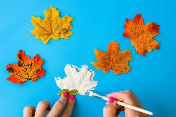 Javorový List Malovanou Tváří Jako Dekorace Pro Oslavu Podzimních Svátků — Stock fotografie